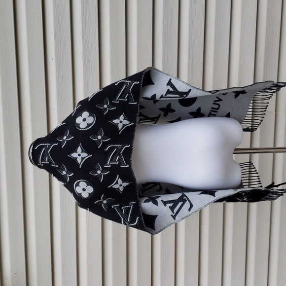 LOUIS VUITTON ESSENTIAL SHINE LV LOGO WOOL FRINGE SCARF - Picture 6 of 11